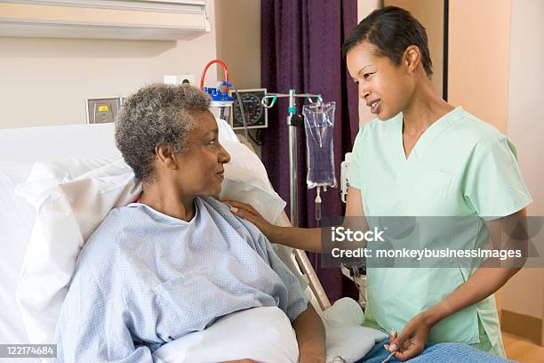 Медсестра Говорить С Старший Женщина — стоковые фотографии и другие картинки Пациент - Пациент, Больница, Кровать