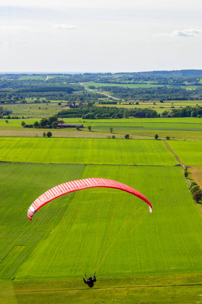 parapentes sobrevolando los campos en un paisaje rural - 5461 fotografías e imágenes de stock