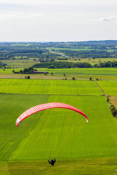 paragliders flying over the fields in a rural landscape - 5461 imagens e fotografias de stock