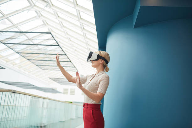 бизнесвумен в виртуальной реальности - virtual reality simulator фотографии стоковые фото и изображения
