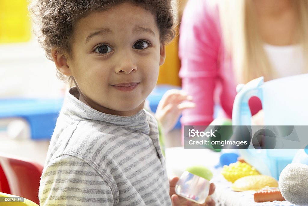 Ragazzo giocare con giocattoli in camera dei bambini - Foto stock royalty-free di 2-3 anni