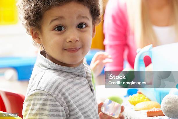 Ragazzo Giocare Con Giocattoli In Camera Dei Bambini - Fotografie stock e altre immagini di 2-3 anni