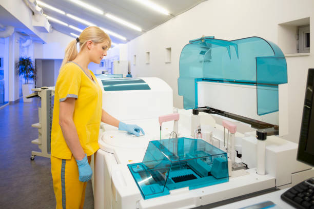 Women doctor in Medical laboratory working test with medical samples using modern equipment. Laboratory Medical Equipment Medical devices for analyzes. Blood tested for Coronavirus (COVID-19), cancer, AIDS and other, definition of DNA, virus. mujeres doctoras en laboratorio médico prueba de trabajo con muestras médicas utilizando equipos modernos. equipos médicos de laboratorio dispositivos médicos para análisis. sangre analizada para coronavirus (covid-19), cáncer, sida y otras enfermeda