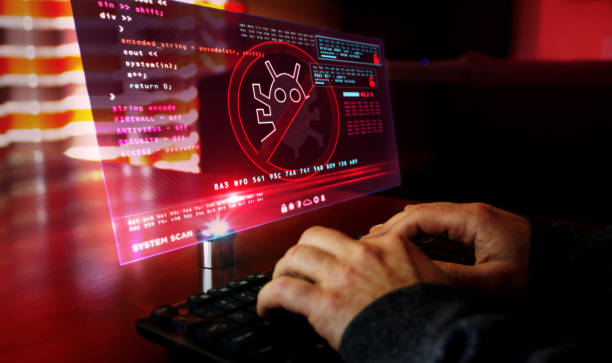 mann tippt auf tastatur mit virus erkannte warnung auf hologramm-bildschirm - spyware stock-fotos und bilder