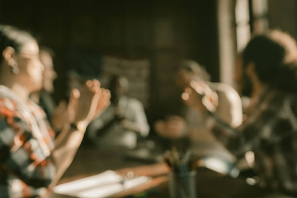 defokussiertes bild des applaudierenden teams bei der versammlung - defocused business office casual stock-fotos und bilder