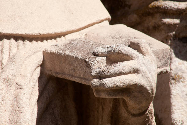 detail der steinalten skulptur, hand hält ein buch, oseira kirche klosterfassade, galizien, spanien. - roman statue stock-fotos und bilder