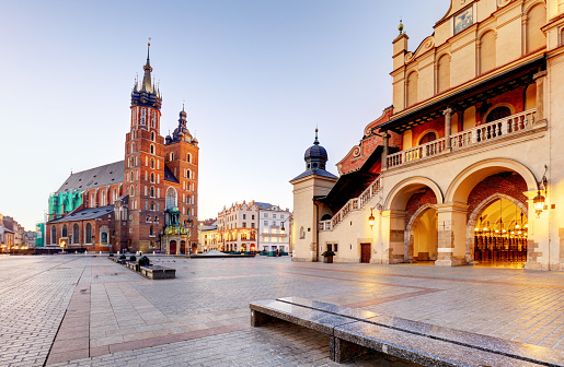 Histórica plaza del mercado de Cracovia por la mañana, Polonia photo