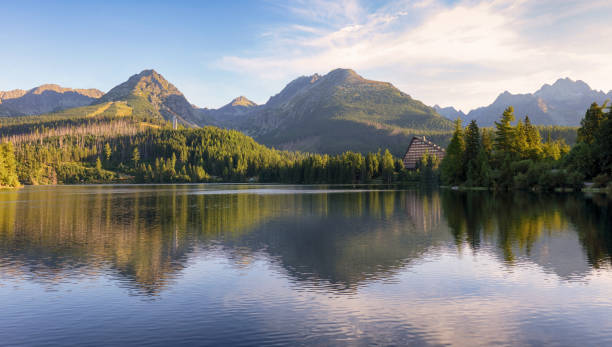 スロバキア山タトラ - 日の出時のシュトrbseプレソ湖 - pleso ストックフォトと画像