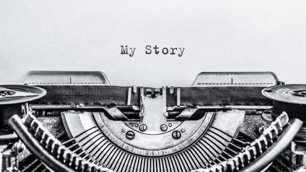 моя история набрал слова на старинной пишущей машинке. заживать. - typewriter classic old fashioned old стоковые фото и изображения