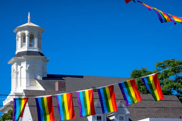 bandiere arcobaleno che sventolano a provincetown ma - provincetown foto e immagini stock