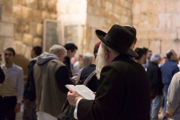 alter religiöser jüdischer mann in orthodoxer kleidung betet mit anderen an der klagemauer, wailling wall, kotel in jerusalem old city. israel - talmud stock-fotos und bilder