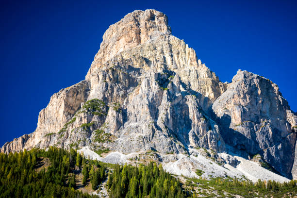 el sassongher en otoño de corvara. val gardena, dolomitas, trentino alto adige, italia - corvara fotografías e imágenes de stock