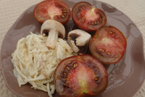 크림 블랙 토마토 반 셀러리 레물라드 파리 버섯 전채에 잘라 - vegetable healthy eating heirloom tomato edible mushroom 뉴스 사진 이미지