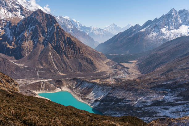 beau paysage de la vue de lac de birendra du chemin au camp de base de manaslu, gamme de montagnes de l’himalaya au népal - ganesh himal photos et images de collection