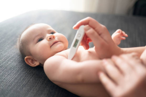 baby with thermometer - termómetro digital imagens e fotografias de stock