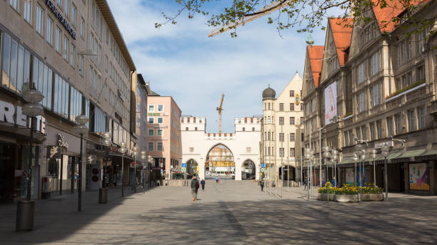 panorama di neuhauser straße con karlstor (zona pedonale e antica porta della città nel centro di monaco). - karlsplatz foto e immagini stock