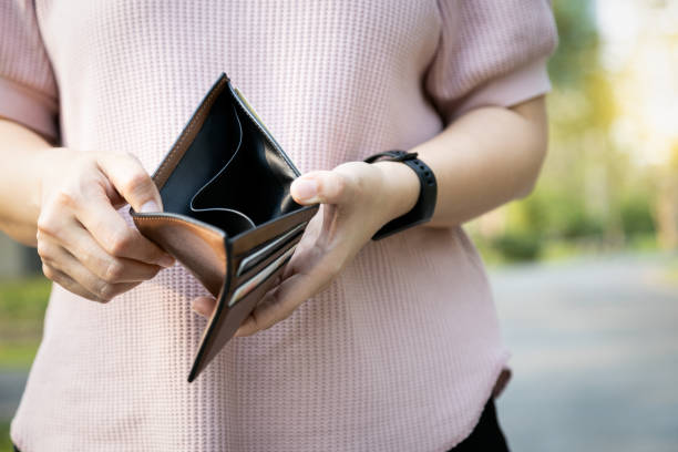 Hand of bankrupt girl holding a wallet,hand open an empty wallet,no cash,financial problem,economic depression,effects of the Covid-19, asian woman shows her empty money in wallet,unemployment concept mano de chica en bancarrota sosteniendo una cartera, mano abierta una cartera vacía, sin dinero en efectivo, problema financiero, depresión económica, efectos de la covid-19, mujer asiática muestra su dinero vacío en la cartera, concepto de desempleo