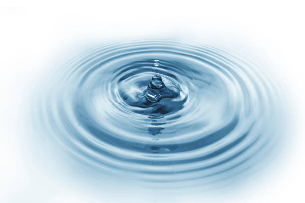 水をスプラッシュ、水面に滴り落ちる水青い水の波白い背景に隔離 - water wave water surface wave pattern ストックフォトと画像