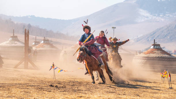 mongolii w tradycji ubrania na jazda konna przenieść się z miejscowości ger w mongolii. z krajobrazem góry mongolia. - imię zwierzęcia zdjęcia i obrazy z banku zdjęć