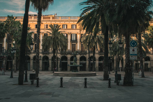 On March 14 2020, Spain declared the state of emergency due to corona virus outbreak. Once busting with a world famous lively street life, the emptiness of streets of Barcelona exhibited a historical scene.