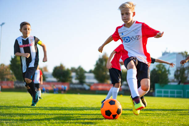 motivated children during professional soccer training match - youth league imagens e fotografias de stock