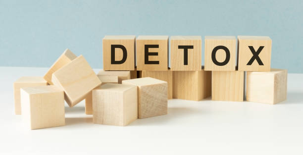 detox text on wooden cubes on wooden background - organic single word environment block imagens e fotografias de stock