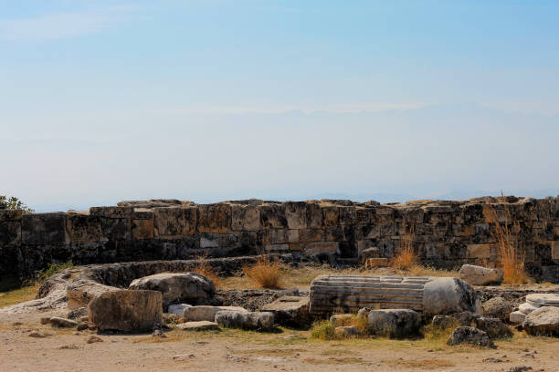 руины в древнем городе иераполис турция - hierapolis stadium stage theater amphitheater стоковые фото и изображения