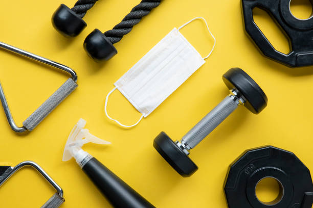 tło siłowni z koncepcją sprzętu fitness : trening z domu bezpieczny od covid-19 - gym yellow muscular build dumbbell zdjęcia i obrazy z banku zdjęć