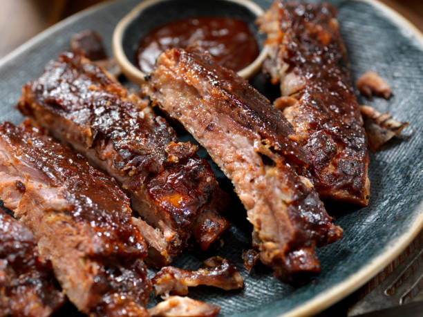 costillas de cerdo de st. louis estilo st. louis asado lento - costilla fotografías e imágenes de stock