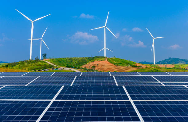pannello di energia solare cella fotovoltaica e generatore di energia eolica di energia verde rinnovabile. - solar panel wind turbine california technology foto e immagini stock