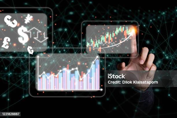 Tangan Menyentuh Grafik Investasi Infografis Virtual Dan Mata Uang