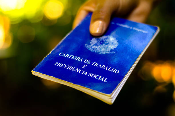 mujer tiene su documento brasileño de trabajo y seguridad social (carteira de trabalho e previdencia social) - arriba de fotografías e imágenes de stock