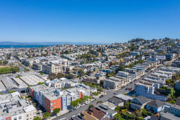 vista aerea della collina residenziale di san francisco - roof row house house san francisco county foto e immagini stock