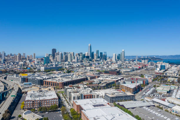 widok z lotu ptaka na panoramę san francisco z autostradami - san francisco bay aerial view san francisco county san francisco bay area zdjęcia i obrazy z banku zdjęć