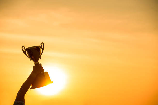 Winner win holding golden champion trophy cup prize. Silhouette best award victory trophy for professional champion challenge team holding gold sport trophy cup over head. Win-Win sport team concept ganador ganó el premio a la copa de trofeos de campeón de oro. silhouette mejor trofeo de victoria para el equipo de desafío campeón profesional que sostiene la copa de trofeo deportivo de oro sobre la cabeza. concepto de equipo deportivo win-win
