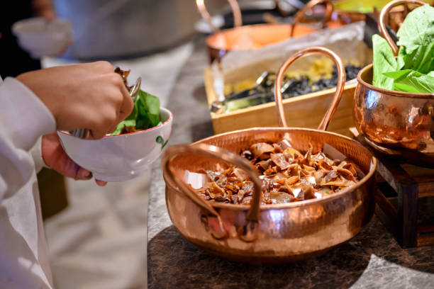 chef preparando cogumelos - hotel commercial kitchen organic salad - fotografias e filmes do acervo