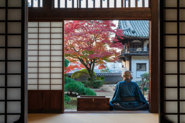 buddhistische mönche spielen zen im herbsttempel - tempel stock-fotos und bilder