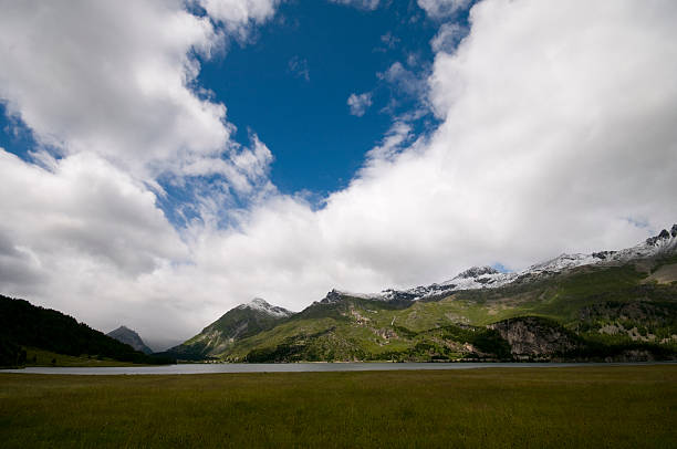 энгадин озер. - silsersee meadow engadine graubunden canton стоковые фото и изображения