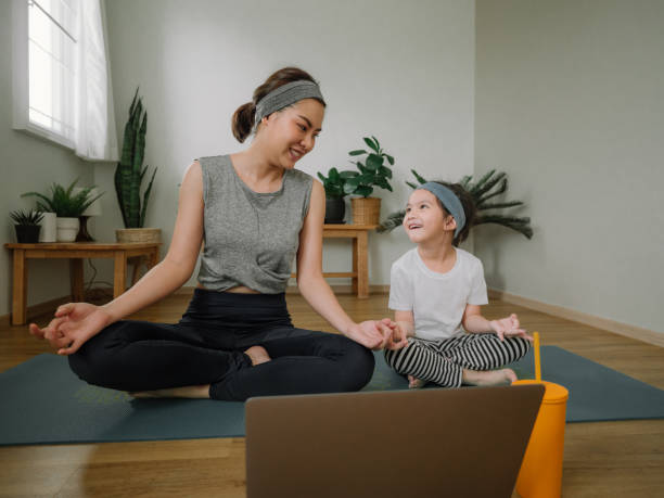 mother and daughter doing yoga - mother exercising baby dieting imagens e fotografias de stock