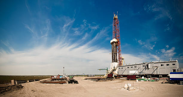 torre perforadora resumen panorama - oil rig onshore drilling rig borehole fotografías e imágenes de stock