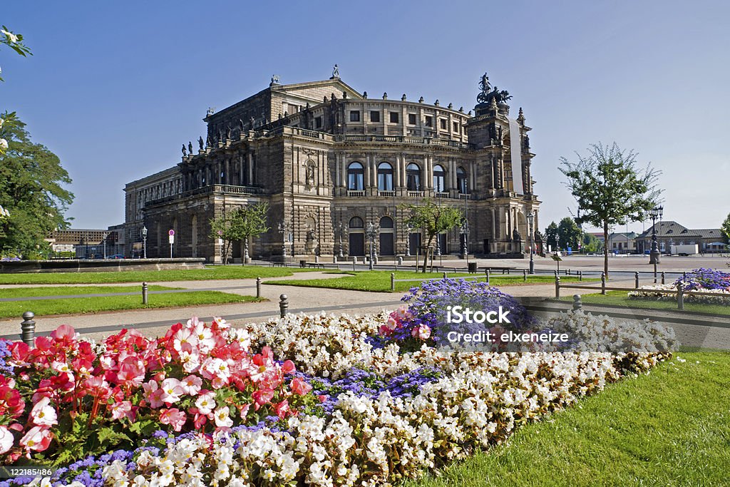 El famoso Semperoper en Dresden - Foto de stock de Barrio antiguo libre de derechos