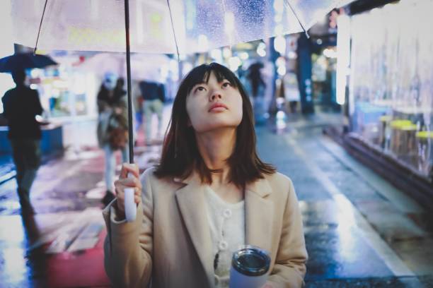 밤 도시에서 비가 내리는 젊은 아시아 여성의 초상화 - parasol umbrella asian ethnicity asian culture 뉴스 사진 이미지