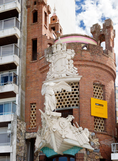 montevidéu, uruguai, castelo na rambla. - uruguay montevideo facade built structure - fotografias e filmes do acervo