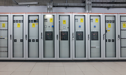 Electrical energy distribution substation in a power plant