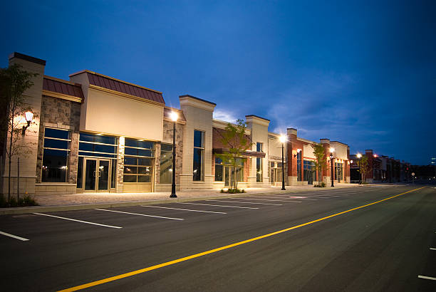 a l'abandon de magasins finement dans un nouveau centre commercial de développement - strip mall photos et images de collection