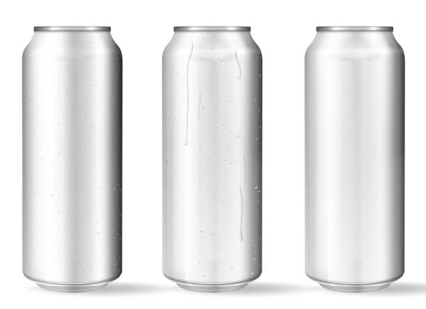 realistyczne puszki aluminiowe z kroplami wody. wektor - drink energy drink can isolated stock illustrations