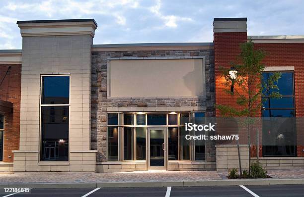 Abandonado Guardar Cosas En Una Nueva Tira Mall Desarrollo Foto de stock y más banco de imágenes de Arquitectura exterior