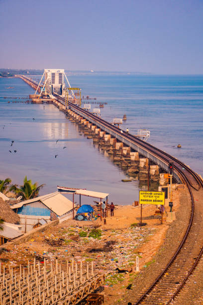 il ponte pamban è un ponte ferroviario che collega la città di mandapam nell'india continentale con l'isola pamban a rameswaram. - ponticello di strumento musicale foto e immagini stock