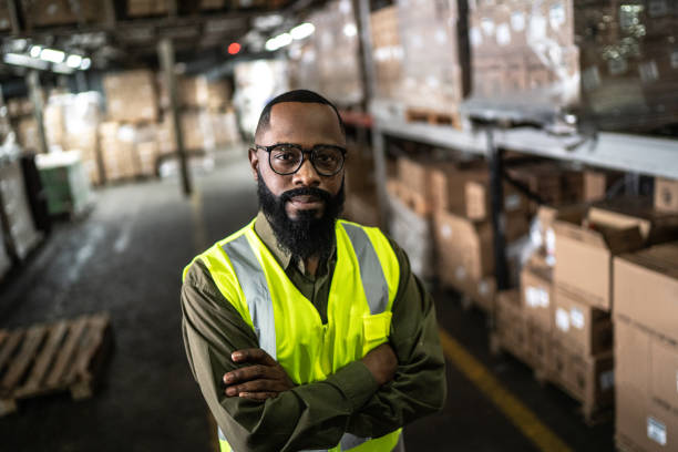 retrato do armazém dos funcionários da logística - warehouse manager place of work portrait - fotografias e filmes do acervo