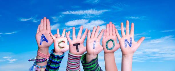 enfants mains construisant l’action de mot, ciel bleu - action sign motivation initiative photos et images de collection